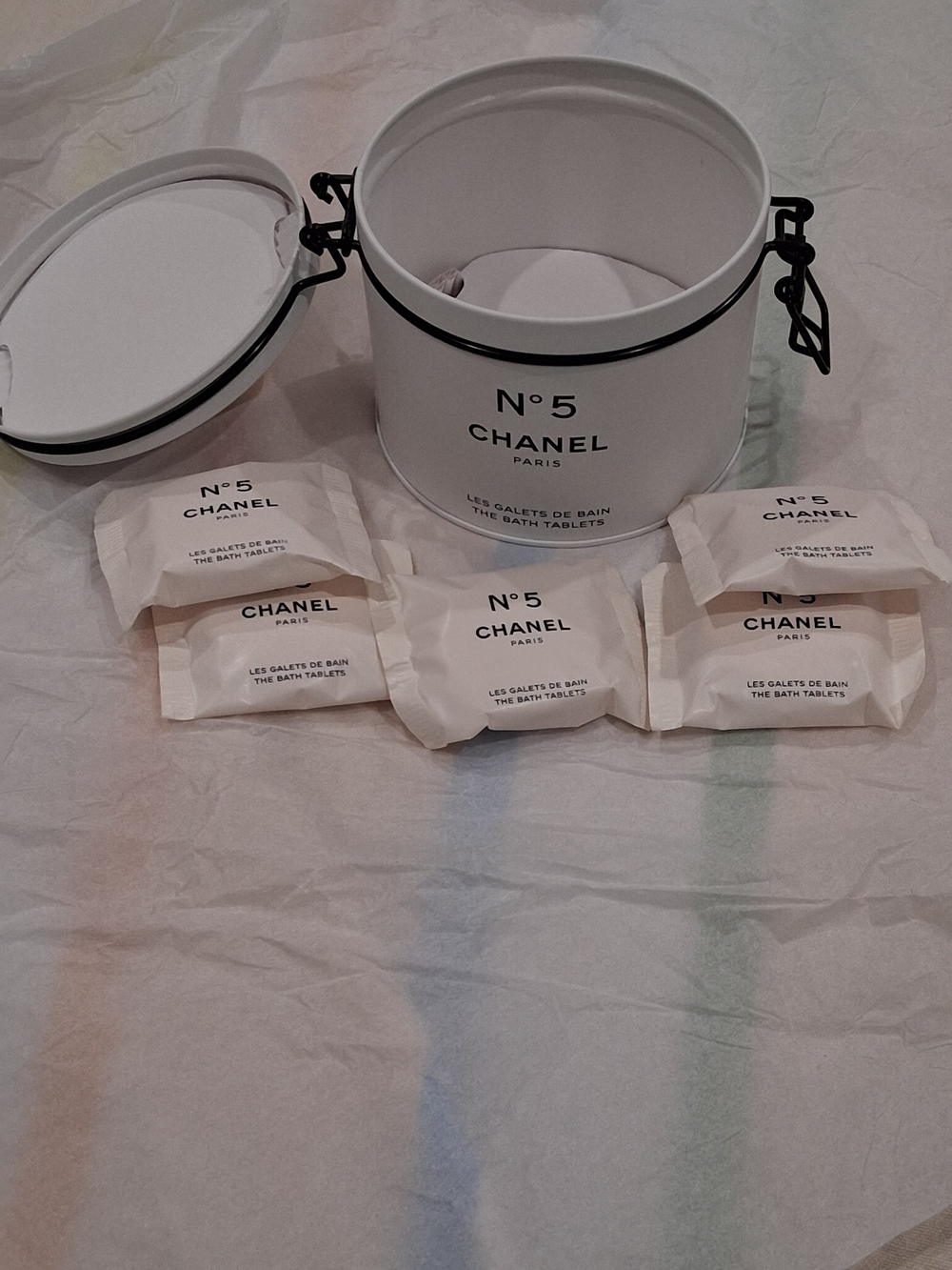 CHANEL N°5 White Bath Tablet Tin Has 5 Bath Tablets .Tin still Looks New. - Picture 4 of 6